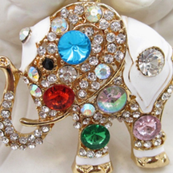 Lovely Crystal Elephant Necklace - Picture 2 of 2